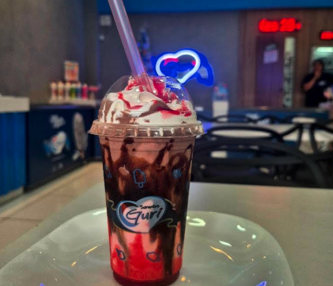 Milkshake cremoso da Sorvetes Guri servido na loja